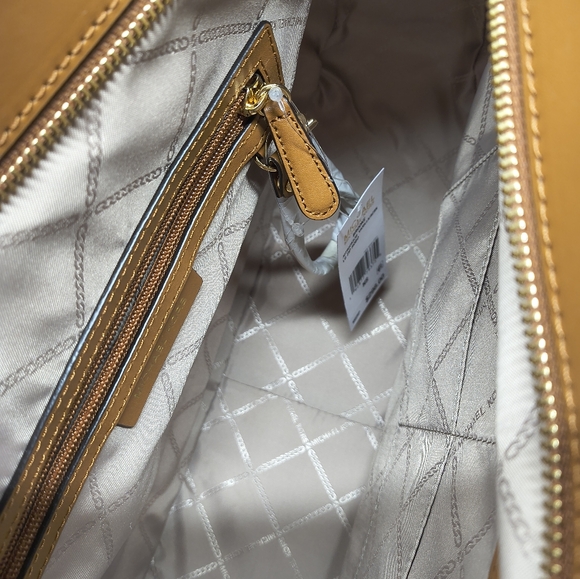 Michael Kors Brooke Lg Zip Hobo in Vanilla/Acorn - Picture 10 of 13